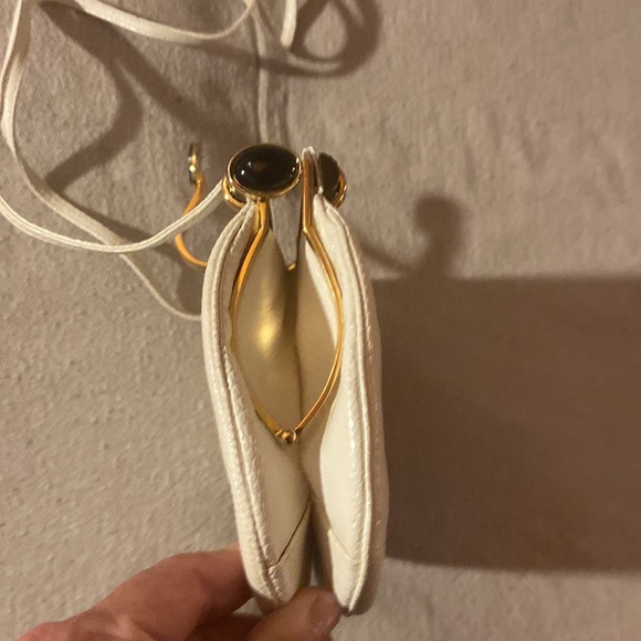 Judith Leiber Vintage Cream Lizard Handbag with cameo/jeweled closure - Picture 3 of 9